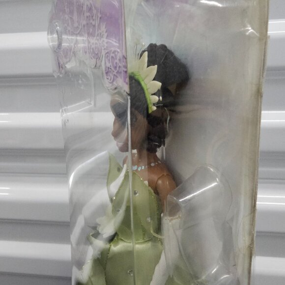Disney Store Exclusive The Princess Tiana & The Frog Princess Tiana Doll (2009) - Picture 9 of 16